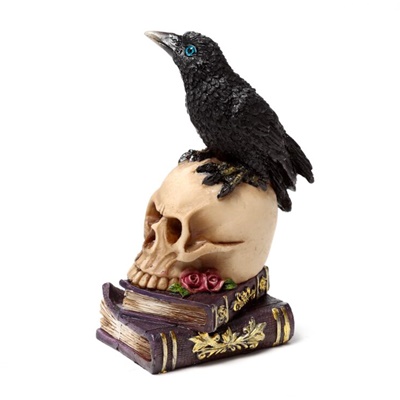 figura cuervo sobre calavera
